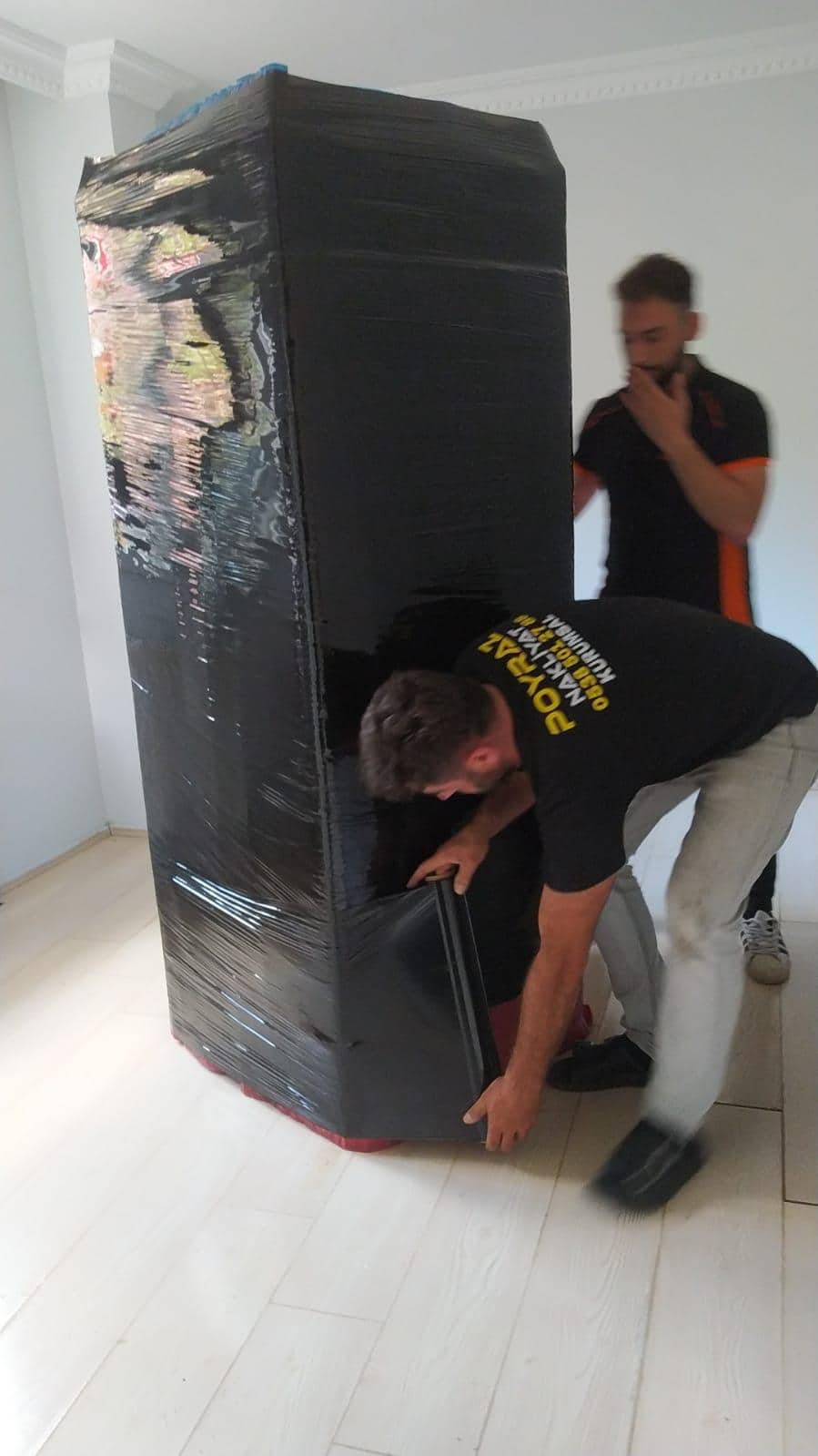 Keçiören Poyraz Evden Eve Nakliyat ekibi eşyayı streçle ambalajlarken